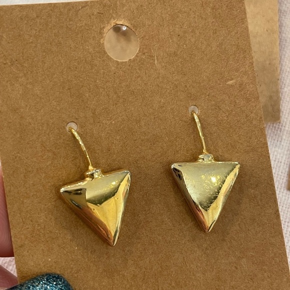 💐5/25 3 pair lot bundle Hawaiian flower dangle drop gold triangle simple - Picture 2 of 6